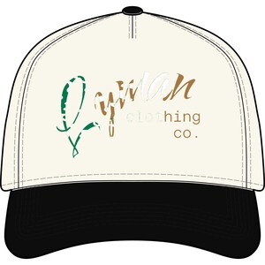 Peut inclure: Casquette de baseball avec une visière noire et une couronne crème. Le chapeau présente le texte "Lyman clothing co." en lettres vertes, marron et blanches. Le chapeau a un bouton noir sur le dessus.