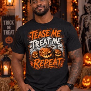 Puede incluir: Una camiseta negra de manga corta con un estampado gráfico de tres calabazas brillantes y el texto en naranja y blanco "TEASE ME TREAT ME REPEAT" sobre un fondo de luna llena y siluetas de murciélagos.