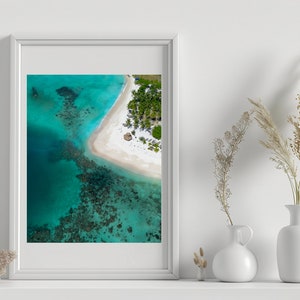 Aguas poco profundas / Impresión fotográfica descargable digitalmente de una isla tropical / Arte de pared Cartel de decoración de hogar, oficina y garaje / Estética de viaje