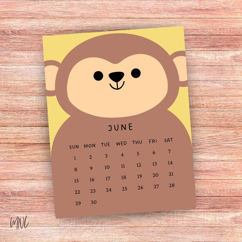 Puede incluir: Un calendario de junio con un dise&ntilde;o de mono de dibujos animados. El mono es marr&oacute;n con una cara y orejas de color canela claro, sobre un fondo amarillo. La cuadr&iacute;cula del calendario es marr&oacute;n con n&uacute;meros negros.