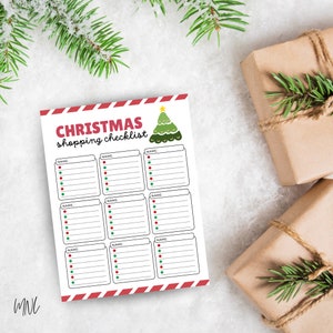 K&ouml;nnte beinhalten: Druckbare Weihnachts-Einkaufsliste mit rotem und wei&szlig;em Streifenrand. Die Liste hat neun Abschnitte mit Platz zum Schreiben von Namen und Geschenklisten. Jeder Abschnitt hat einen kleinen Weihnachtsbaum mit roten und gr&uuml;nen Kugeln.