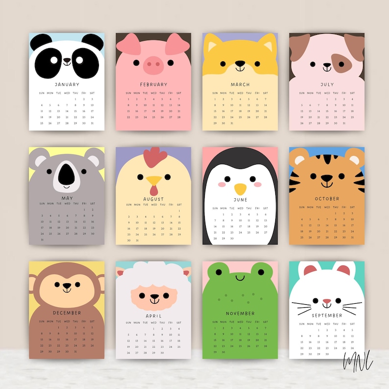 Puede incluir: Un conjunto de doce calendarios mensuales, cada uno con una cara de animal de dibujos animados diferente. Los animales incluyen un panda, un cerdo, un perro, un koala, un pollo, un ping&uuml;ino, un tigre, un mono, una oveja, una rana y un gato. Cada calendario tiene un fondo de color diferente.