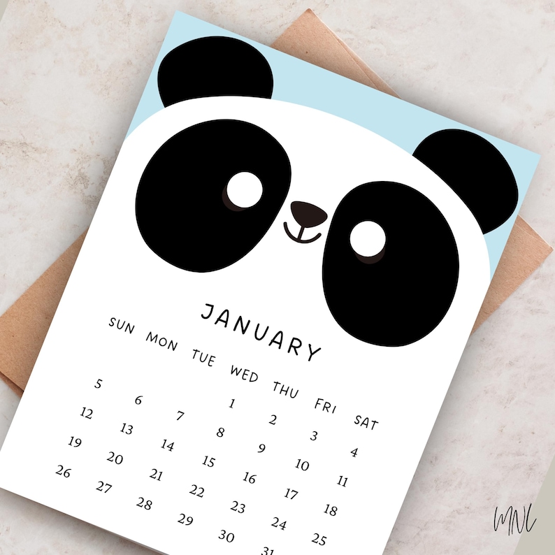 Puede incluir: Calendario de enero con un dise&ntilde;o de panda. El panda tiene una cara blanca, ojos y orejas negras, sobre un fondo azul claro. La cuadr&iacute;cula del calendario es blanca con n&uacute;meros negros y los d&iacute;as de la semana.