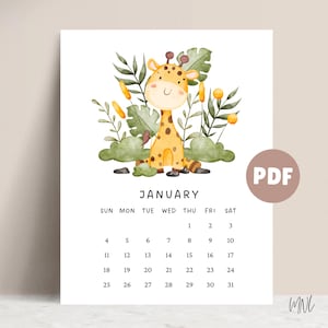 Puede incluir: Ilustración en acuarela de una jirafa con un calendario de enero. La jirafa es amarilla con manchas marrones, rodeada de follaje verde. El calendario muestra los días del mes.