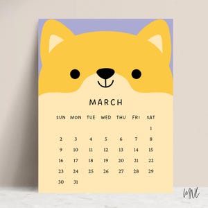 Puede incluir: Un calendario de marzo con la cara de un perro Shiba Inu de dibujos animados en amarillo y blanco sobre un fondo morado claro. El calendario muestra los d&iacute;as de la semana y las fechas de marzo.