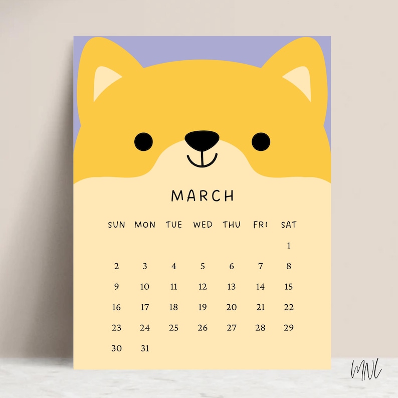 Puede incluir: Un calendario de marzo con la cara de un perro Shiba Inu de dibujos animados en amarillo y blanco sobre un fondo morado claro. El calendario muestra los d&iacute;as de la semana y las fechas de marzo.