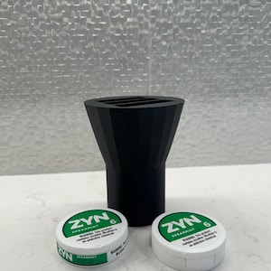 Portavasos para automóvil o camión ZYN Can, admite hasta 3 latas de ZYN y se adapta a todos los portavasos.