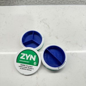 Organizador/divisor de latas ZYN, paquete de 2, divisible en 2 o 3 posiciones, disponible en 6 colores.