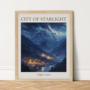 以下が含まれることがあります： 山脈を背景にした夜の街並みの額装されたプリント。街は灯りで照らされ、川が流れています。プリントの上部には「CITY OF STARLIGHT」、下部には「Night Court」の文字があります。