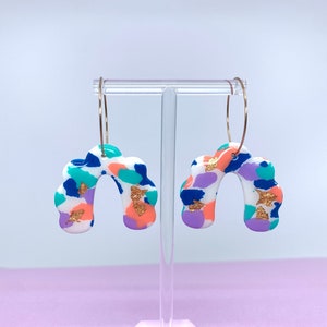 Bunte gewellte Regenbogen Bogen Ohrringe aus Polymer Clay