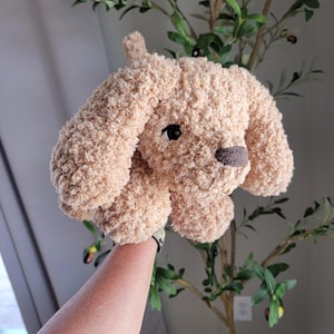 Puede incluir: Un juguete de perro de crochet suave y peludo, de color beige con ojos negros y nariz marr&oacute;n.