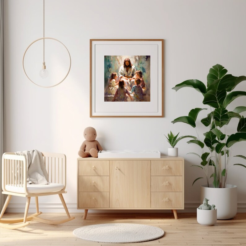 Puede incluir: Una pintura enmarcada de Jes&uacute;s rodeado de ni&ntilde;os. La pintura est&aacute; en un marco de madera clara y est&aacute; colgada en una pared blanca. La pintura est&aacute; ubicada en una guarder&iacute;a con una mecedora, una c&oacute;moda y una planta en maceta.