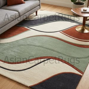 Puede incluir: Una alfombra moderna con un diseño de ondas en tonos verdes, óxido, negro y crema. La alfombra rectangular presenta un patrón repetitivo de líneas curvas. Está colocada sobre un suelo de madera.