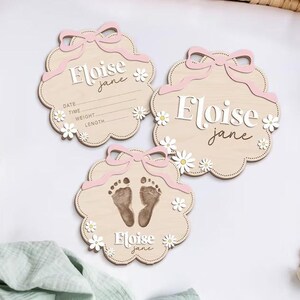 Letrero de anuncio de nacimiento, letrero de anuncio de bebé, letrero con nombre de bebé con lazo rosa, letrero con nombre de niña, regalo de baby shower con margaritas, regalo para recién nacido