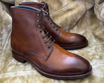 Botas altas hasta el tobillo con cordones y punta redondeada de cuero genuino, color marrón, a medida, para hombre.