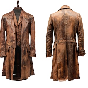 K&ouml;nnte beinhalten: Ein brauner Ledermantel mit Used-Look, pr&auml;sentiert auf einer Schaufensterpuppe. Der Mantel hat eine lange L&auml;nge, eine fallendes Revers und mehrere Taschen. Die R&uuml;ckansicht zeigt eine taillierte Passform mit G&uuml;rteldetail. Die Mantell&auml;nge betr&auml;gt ca. 127 cm.