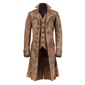 Può includere: Un cappotto lungo in pelle marrone con gilet abbinato. Il cappotto presenta un design lungo e fluido con più bottoni e un colletto a revers. La pelle ha un aspetto invecchiato, che le conferisce un aspetto vintage.