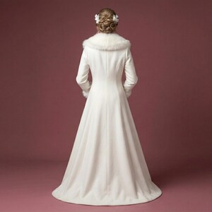 Abrigo de princesa nupcial para mujer, blanco, con cuello de piel sintética y botones de cristal, ideal para bodas de invierno. Regalo de novia de cuento de hadas hasta el suelo. imagen 3