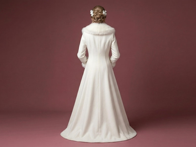Abrigo de princesa nupcial para mujer, blanco, con cuello de piel sintética y botones de cristal, ideal para bodas de invierno. Regalo de novia de cuento de hadas hasta el suelo. imagen 3