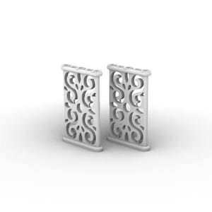 Puede incluir: Un par de pendientes de plata con un diseño delicado e intrincado. Los pendientes están hechos de un patrón de filigrana con un motivo floral.