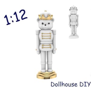 Könnte beinhalten: Eine weiße, bärenförmige Nussknacker-Figur mit goldener Krone und goldenen Akzenten auf der Uniform. Die Figur steht auf einem goldenen Sockel. Der Text "1:12" und "Dollhouse DIY" sind im Bild.