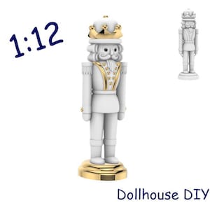 Puede incluir: Figura de cascanueces blanca y dorada con corona, sobre base dorada. La figura tiene un diseño detallado con detalles dorados. El texto "1:12" está en la esquina superior izquierda y "Dollhouse DIY" en la parte inferior.