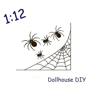Könnte beinhalten: Schwarze Spinnen- und Spinnennetz-Eckgrafik mit dem Text "Dollhouse DIY" und "1:12" in Blau. Die Spinnen sind in verschiedenen Größen und befinden sich in der Nähe eines Eck-Spinnennetzes.