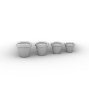 Può includere: Quattro vasi di fiori in ceramica bianca di diverse dimensioni, disposti in fila dal più grande al più piccolo.