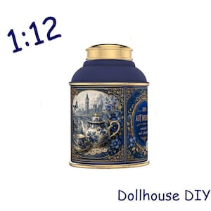 Op de afbeelding: Een 1:12 miniatuur theeblik voor een poppenhuis DIY-project. Het cilindervormige blauwe blik heeft een gouden deksel en een decoratief paneel met een theepot, theekopje en de skyline van Londen. De tekst op de zijkant luidt Fine English Tea.