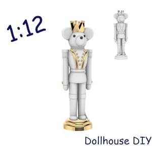 Pode incluir: Figura de quebra-nozes em forma de rato branco com detalhes dourados, incluindo uma coroa e acabamentos decorativos. A figura está sobre uma base dourada. O texto "1:12" está no canto superior esquerdo e "Dollhouse DIY" na parte inferior.