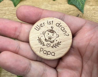 Könnte beinhalten: Eine weiße Keramik-Tasse mit schwarzem Henkel und dem Text "But First, Coffee" in schwarzer, handschriftlicher Schrift. Die Tasse steht auf einer weißen Oberfläche.