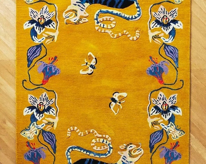 Handgefertigter Drachen-Design-Teppich, traditioneller authentischer Drachen-Teppich, Gelbtöne, naturfarben, handgetufteter Teppich, Blumenmuster, Tierteppiche, Tiger-Teppich.