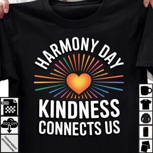 Puede incluir: Camiseta negra con las palabras "HARMONY DAY" sobre un diseño de sol en forma de corazón. El texto "KINDNESS CONNECTS US" está debajo. El diseño presenta un corazón y rayos coloridos.