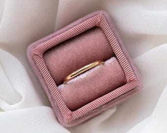14金無垢1mm細身結婚指輪、ミニマルな女性用結婚指輪、重ね付けできる細身の指輪、繊細でシンプルな1mmリング