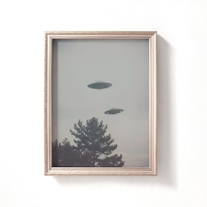 Flying Saucer Photo, Vintage Ufo Photo, I Want To Believe Poster, Retro Ufo Print, Digital Printable UFO Art Print, Sci Fi Gift, Aliencore