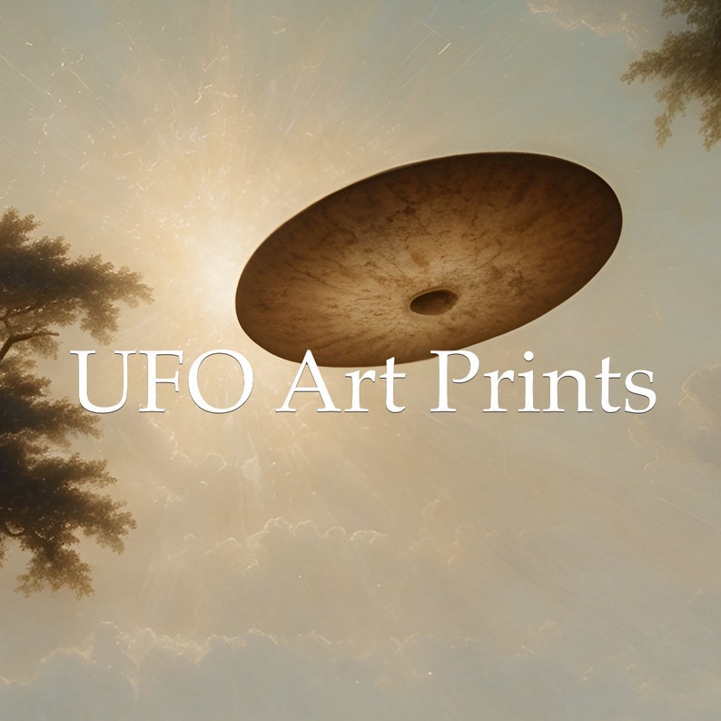 以下が含まれることがあります： 曇り空を背景に、ヴィンテージスタイルのUFOのイラスト。テキストは「UFO Art Prints」。