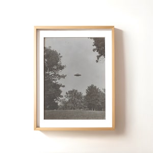 Retro Ufo Photo, Flying Saucer Photo, Vintage Ufo Photo, I Want To Believe Poster, Aliencore Art, Digital Printable UFO Print, Sci Fi Gift