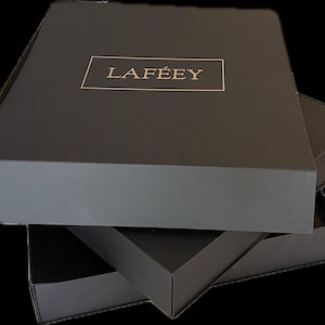 Grote, prachtige, stevige geschenkdoos of opbergdoos in het zwart met gouden reliëfopdruk "Laféey" en magneetsluiting!