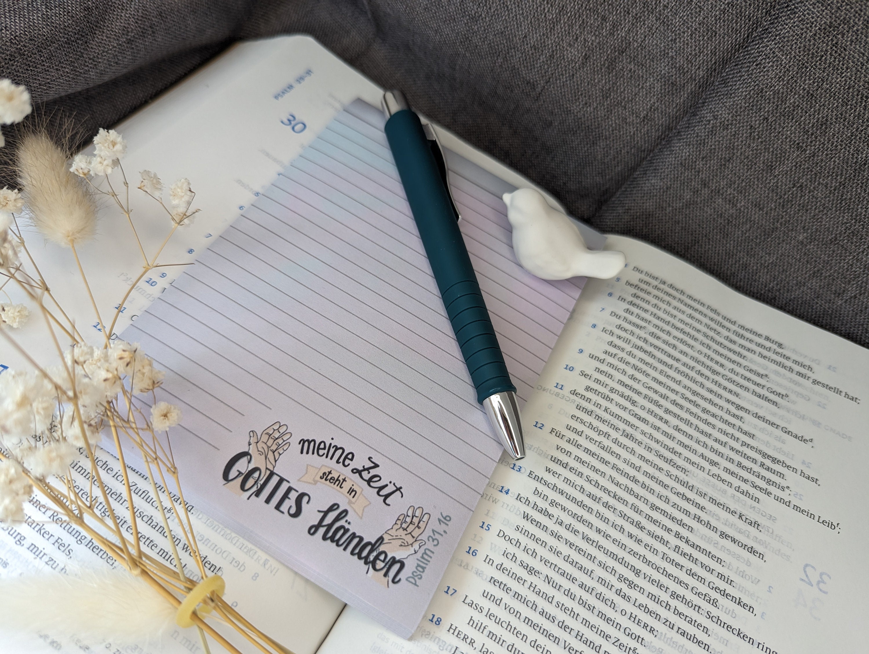 Notepad - My time is in God's hands | Psalm 31:16, image size:3000x2259