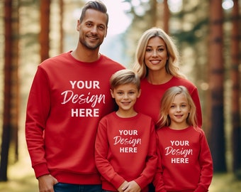 Rot Gildan 18000 Familienmodell, Mami Me Mockup, Vater und Kind Mockup, Rotes Sweatshirt Familienmodell, Familiengruppenmodell