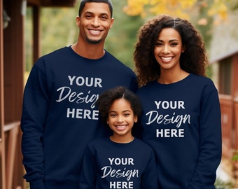 Gildan 18000 Mockup Familie Navy, Familien Mockup Navy Sweatshirt, Sweatshirt Familien Modell Mockup, Familien Gruppe Crewneck Mockup