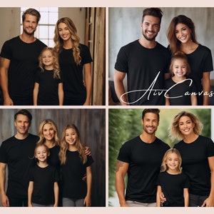 Op de afbeelding: Een gezin van vier personen draagt zwarte T-shirts. De ouders staan in het midden, met hun twee kinderen voor hen. Het gezin poseert voor een foto voor een houten muur.