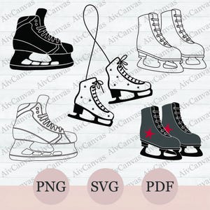 Puede incluir: Cuatro pares de patines de hielo en negro, blanco y gris. Los patines están delineados en negro y tienen cordones. Los patines están sobre un fondo de madera blanca.