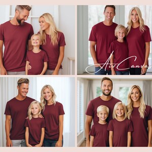 Op de afbeelding: Twee gezinnen, elk met een vader, moeder en kind, dragen bijpassende donkerrode T-shirts. De gezinnen staan voor een witte muur.