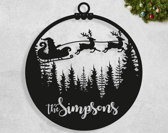 Individuelle Weihnachtsdekoration – Weihnachtsmann auf einem Schlitten Wanddekoration – personalisierter Weihnachts-Türhänger – schwarzes Metallschild – rustikales Dekor
