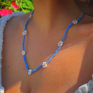 Collar de flores hecho a mano con cuentas