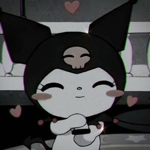 Puede incluir: Un personaje de dibujos animados en blanco y negro con una calavera en la cabeza sonríe con los ojos cerrados. El personaje tiene orejas grandes y negras y está rodeado de corazones rosas.