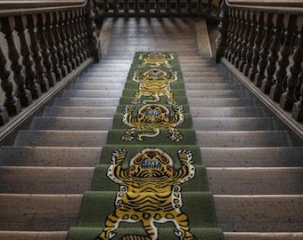 Tibetischer Tiger Teppich • Grüner Langer Flur Teppich • Asiatische Kunst • Handgefertigter Teppich mit Tiger Motiv