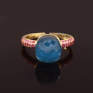Pierścionek z regulowanym kamieniem London Blue Topaz z małym rubinem, srebro próby 925, biżuteria pozłacana