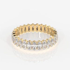 Anillo de compromiso solitario de moissanita de corte ovalado natural en plata de ley 925 con baño de oro y pavé de moissanita.